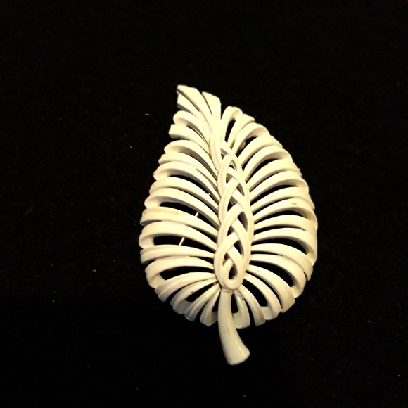 Trio of Monet White Enamel Brooches/ Pins - Picture 8 of 8